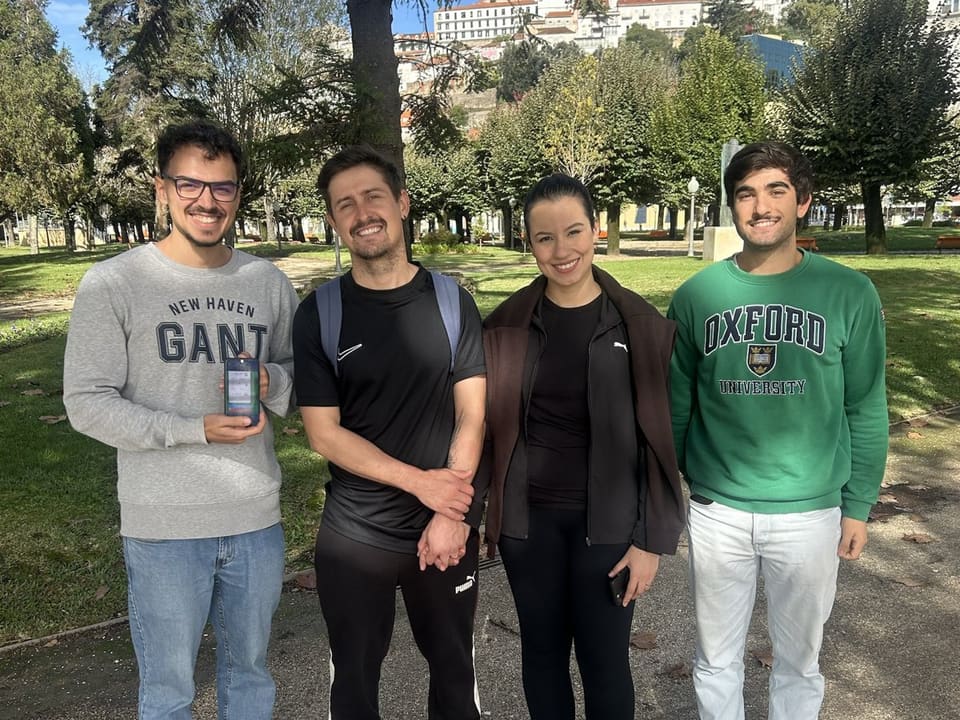 A equipa do GreenTrack em Coimbra, com a app no telemóvel